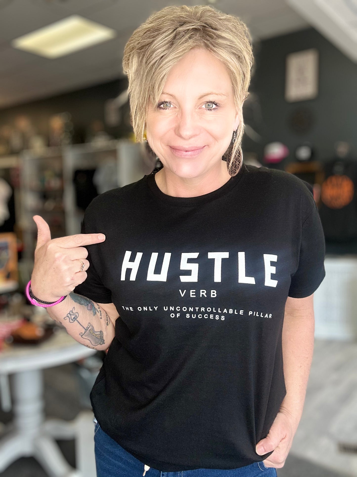 HUSTLE TEE